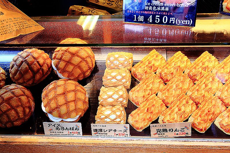 東京淺草花月堂本店，萍子推薦淺草必吃美食大菠蘿麵包，日賣三千個的菠蘿麵包