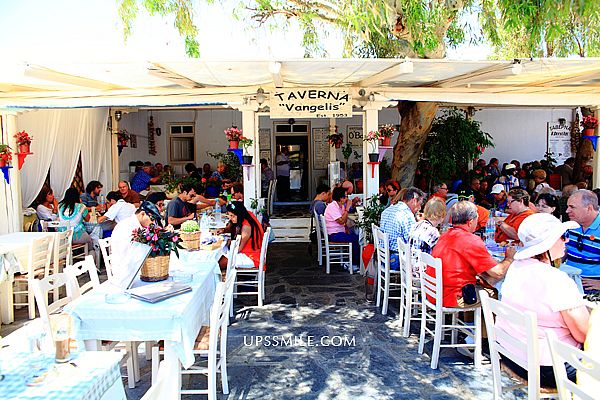 【希臘自助】Taverna Vangelis米克諾斯餐廳Mykonos，1953年開業至今，Taverna Vangelis in Ano Mera城市廣場露天景觀餐廳，一旁著名Panagia Tourliani Monastery修道院 @upssmile向上的微笑萍子 旅食設影