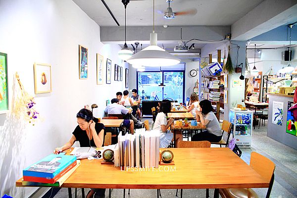 生活在他方elsewhere cafe，萍子推薦文青會想去繪本咖啡館，近中正紀念堂站咖啡館，店內書籍都可翻閱，提供Wi-Fi與插電，全台特色咖啡館