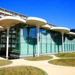 即時熱門文章：台大社科院玻璃屋圖書館，萍子推薦日本建築大師伊東豊雄在台北第二棟建築，辜振甫紀念圖書館，樹木雲朵自然玻璃建築，五月天來此拍攝「三個傻瓜」MV