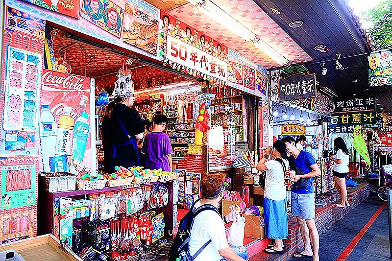八里50年代童玩店50s grocery store Bali，萍子推薦八里景點，八里老店，小時候的童趣回憶，外國觀光客認識台灣在地文化，台灣童玩店
