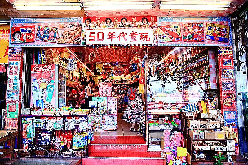八里50年代童玩店50s grocery store Bali，萍子推薦八里景點，八里老店，小時候的童趣回憶，外國觀光客認識台灣在地文化，台灣童玩店 @upssmile向上的微笑萍子 旅食設影
