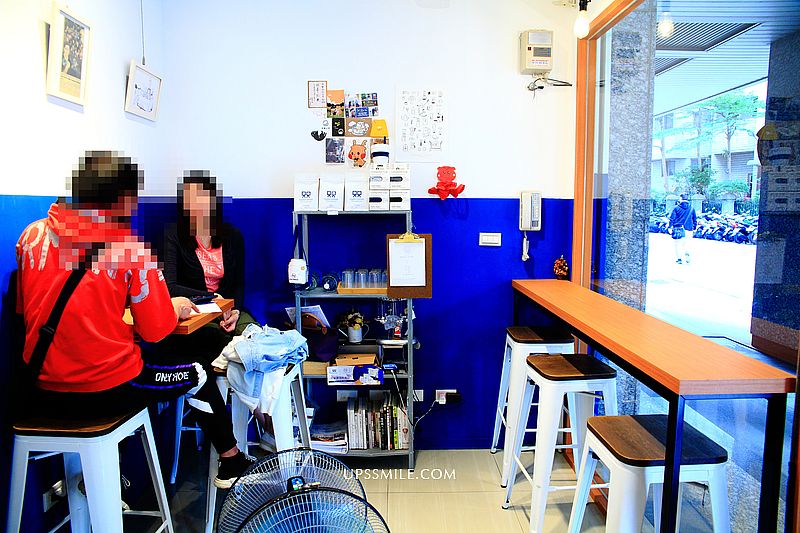 【三重咖啡】㒭咖啡Koon coffee roasting studio，萍子推薦雙胞胎兄弟三重咖啡館，藍白簡約咖啡店，自行烘豆、販售咖啡豆子，新北工業風咖啡館，IG網美打卡點