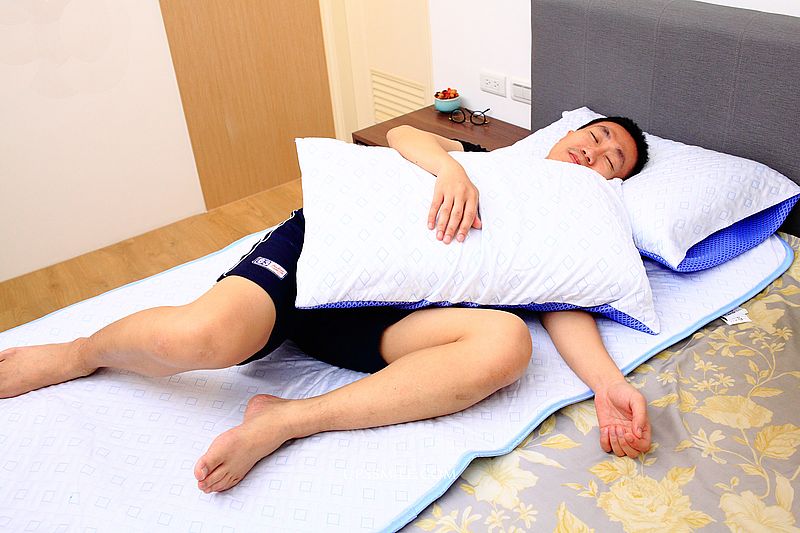 夏天必備超涼感好睡眠床墊組：德瑞克名床cookuru瞬冰涼感墊、cookuru瞬冰涼感枕頭套