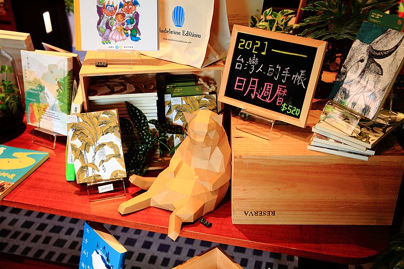 森大青鳥書店，台北唯一能看見森林的書店，走進如森林般閱讀空間，全台五間森林系書店，大安森林公園站獨立書店咖啡館 @upssmile向上的微笑萍子 旅食設影