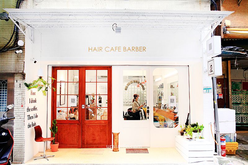 Four Lite hair cafe 複合式空間，髮廊甜點可麗露咖啡館，在新搬家的木白甜點旁邊，IG網美打卡咖啡店