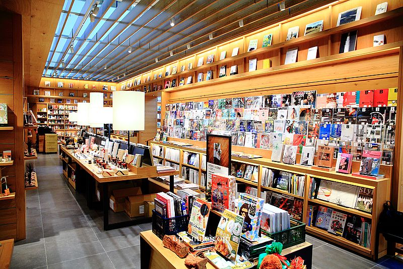 WIRED TOKYO 信義店，蔦屋書店信義店，複合式書店餐飲茶屋，雜誌書籍隨你座位閱讀，捷運市府站早午餐咖啡館