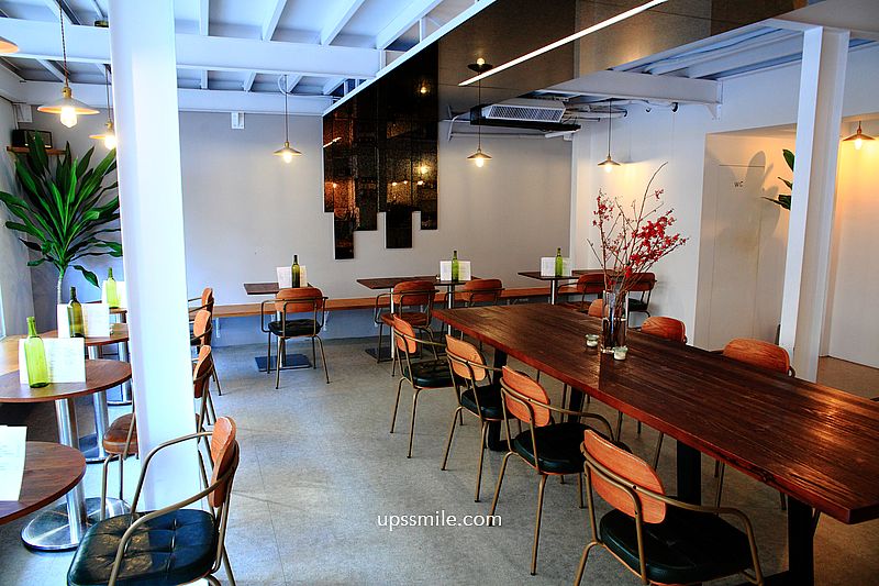 台中西區美食 Mirror Room澳式早午餐咖啡館，自家烘焙咖啡豆，純白簡約工業風氛圍