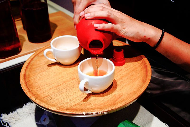 BLIKE奶茶專門，一秒到泰國清邁，台中公益路網美打卡手搖飲，旨拿鐵95元，純白建築南洋風飲料店 @upssmile向上的微笑萍子 旅食設影