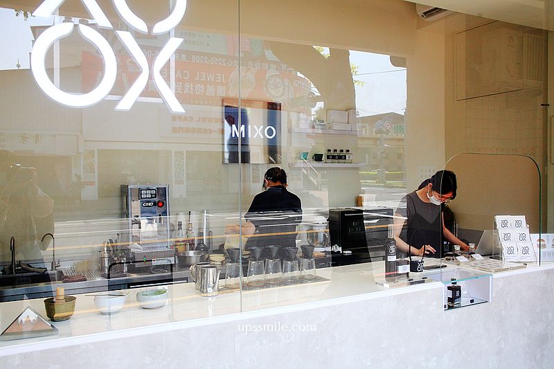 台中西屯咖啡 Mixo Coffee米索咖啡大墩店，純白韓風建築，只有大墩店才有的芋見泥鮮奶酪堡85元、手沖單品系列水果咖啡，OXOX台中外帶咖啡店