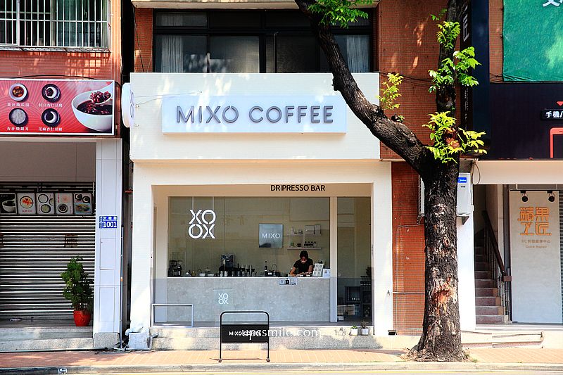 台中西屯咖啡 Mixo Coffee米索咖啡大墩店，純白韓風建築，只有大墩店才有的芋見泥鮮奶酪堡85元、手沖單品系列水果咖啡，OXOX台中外帶咖啡店 @upssmile向上的微笑萍子 旅食設影