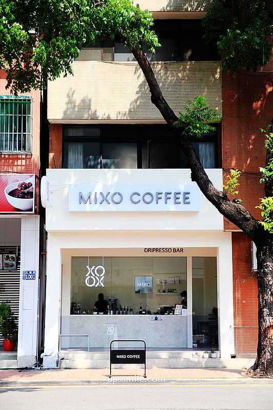 台中西屯咖啡 Mixo Coffee米索咖啡大墩店，純白韓風建築，只有大墩店才有的芋見泥鮮奶酪堡85元、手沖單品系列水果咖啡，OXOX台中外帶咖啡店