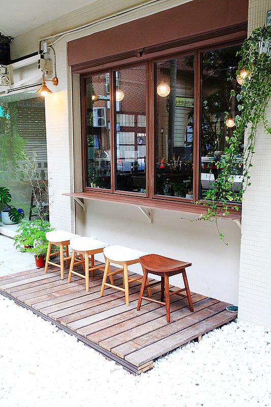 林椐咖啡 Neighborhood Coffee Studio，新開幕2022新莊老宅咖啡館，日式庭園造景，純白簡約風空間，新北文青風咖啡館 @upssmile向上的微笑萍子 旅食設影