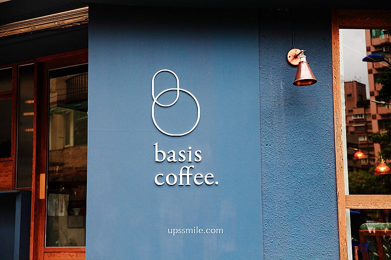 basis coffee. 源咖啡，捷運南京復興站咖啡館，秒飛法國，工業風的風格咖啡館，巴斯克蛋糕、肉桂捲、手工布丁推薦 @upssmile向上的微笑萍子 旅食設影