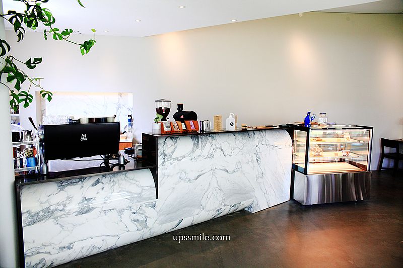 竹北咖啡館推薦 Triangle coffee Roasters 三角咖啡館，建築師蓋的三角造型風格咖啡館，新竹自家烘焙工業風咖啡館 @upssmile向上的微笑萍子 旅食設影