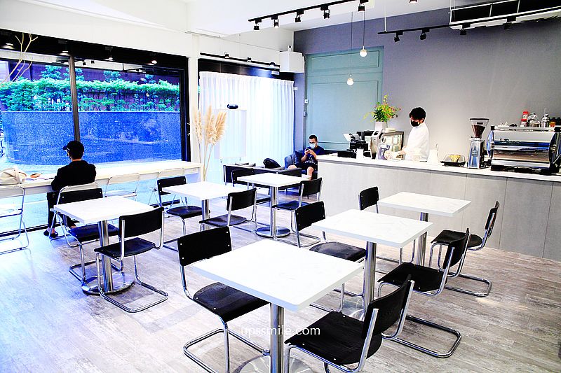 板橋咖啡館ASPOON CAFE，2022新開幕三角窗板橋韓系咖啡廳，板橋早午餐推薦，府中站咖啡廳推薦 @upssmile向上的微笑萍子 旅食設影