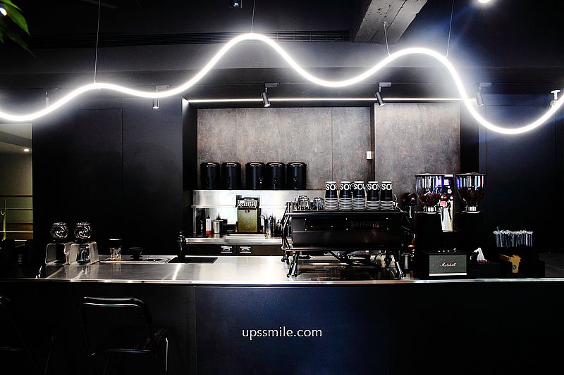 COFFEE CROSS 咖啡手搖概念店，質感風黑色咖啡廳，複合式經營網美咖啡廳與手搖飲料，民權西路站不限時咖啡廳，中山區錦西街下午茶