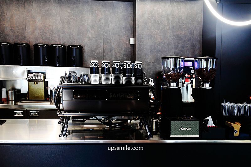 COFFEE CROSS 咖啡手搖概念店，質感風黑色咖啡廳，複合式經營網美咖啡廳與手搖飲料，民權西路站不限時咖啡廳，中山區錦西街下午茶