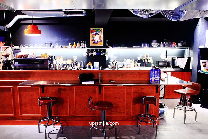 瑤池墮宮Y.C.D.G 深夜咖啡咖啡廳台北，中山國小站咖啡廳，沒有招牌的深夜咖啡廳，必點肉鬆磅蛋糕、可麗露，不限時咖啡廳，黑色系工業風咖啡廳氛圍
