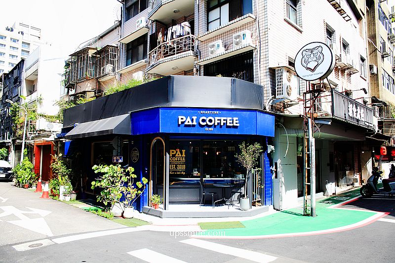 台北行天宮站咖啡廳 PAI coffee，民生東路巷弄裡復古風寶藍色風格咖啡廳，好吃肉桂捲，異國風台北早午餐咖啡廳