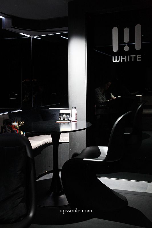 【台中西區咖啡】WHITE 台中黑色系咖啡廳white coffee bar台中，二樓暗黑系卡比獸，台中前衛簡約摩登咖啡廳，勤美綠園道附近景點，台中網美咖啡廳