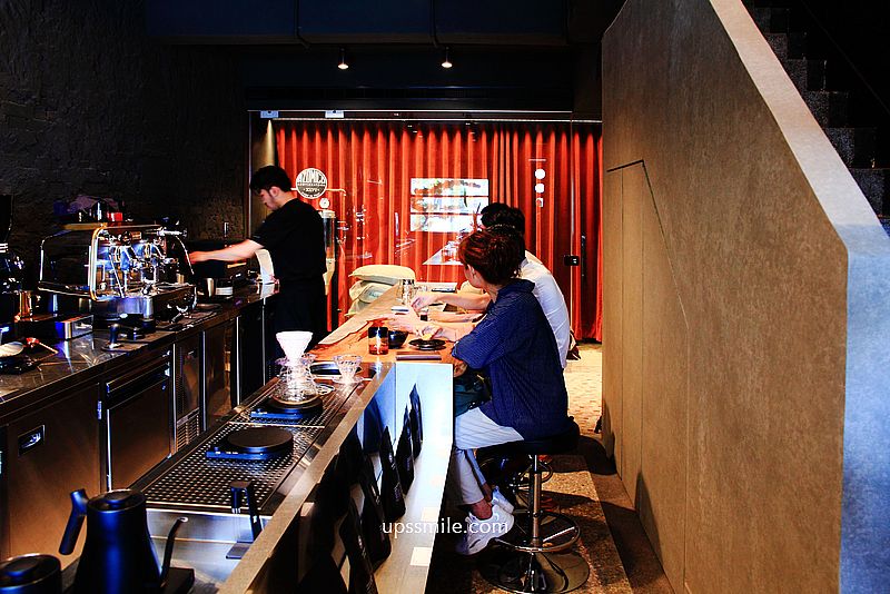 台中咖啡廳 TOMORROW COFFEE，藏身台中民宅傳統日式屋瓦侘寂風建築，好絕美，自家烘焙咖啡廳，神等級好喝單品咖啡，台中網美咖啡廳，黎明新村咖啡廳新地標