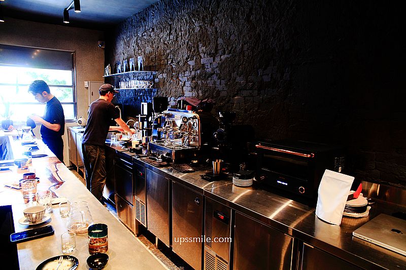 台中咖啡廳 TOMORROW COFFEE，藏身台中民宅傳統日式屋瓦侘寂風建築，好絕美，自家烘焙咖啡廳，神等級好喝單品咖啡，台中網美咖啡廳，黎明新村咖啡廳新地標