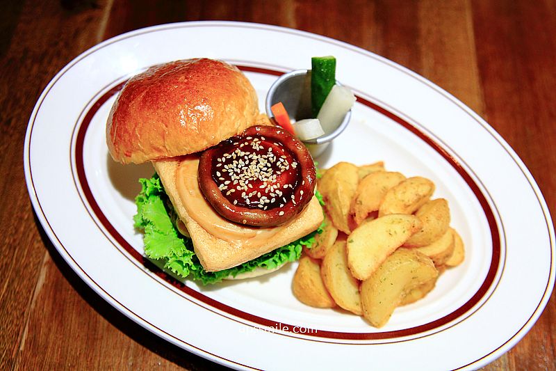 青春漢堡台北世貿店Aoharu Burger，台中日式老宅早午餐插旗台北，隱身世貿中心豪宅旁早午餐咖啡廳，田樂姊妹店品牌，捷運世貿中心101站美食，信義區美食聚會，台北老宅文青風餐廳，台北網美餐廳