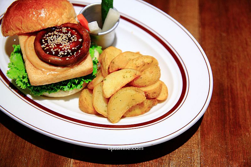 青春漢堡台北世貿店Aoharu Burger，台中日式老宅早午餐插旗台北，隱身世貿中心豪宅旁早午餐咖啡廳，田樂姊妹店品牌，捷運世貿中心101站美食，信義區美食聚會，台北老宅文青風餐廳，台北網美餐廳