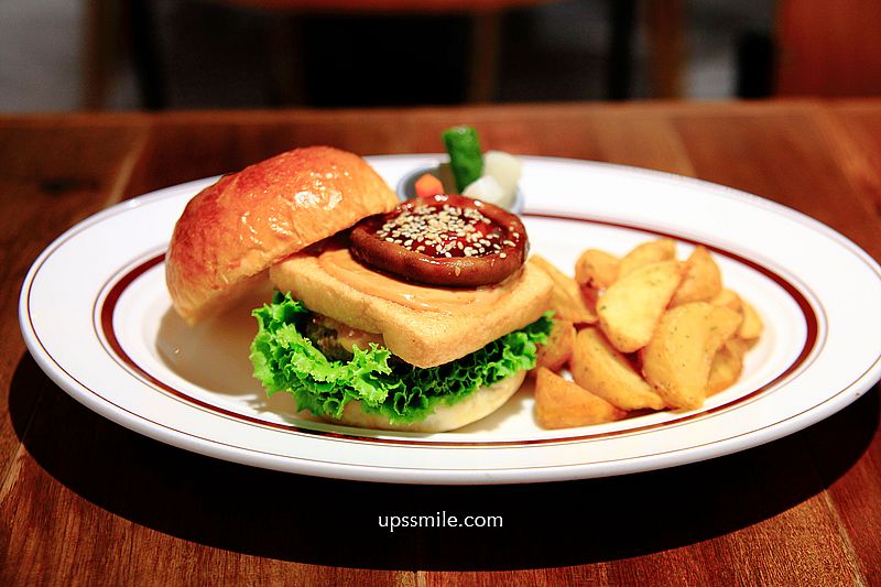 青春漢堡台北世貿店Aoharu Burger，台中日式老宅早午餐插旗台北，隱身世貿中心豪宅旁早午餐咖啡廳，田樂姊妹店品牌，捷運世貿中心101站美食，信義區美食聚會，台北老宅文青風餐廳，台北網美餐廳