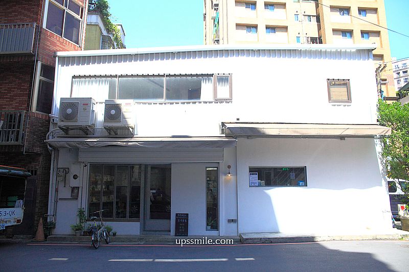 PIPACO方寸書店，板橋獨立書店，獨棟老宅純白鐵皮屋咖啡廳，捷運新埔站咖啡廳，板橋甜點咖啡廳，台北獨立書店