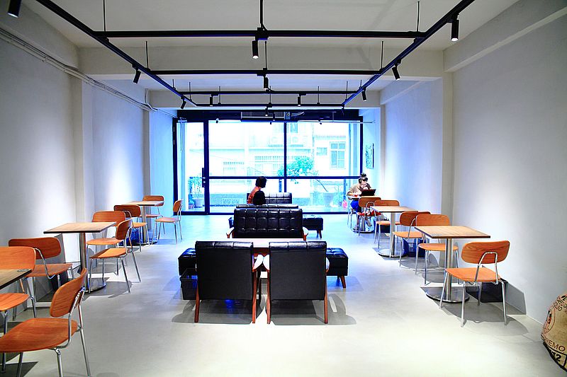 【新竹關西美食】Posuo coffee studio本店，新竹透天厝工業風咖啡廳，自家烘焙咖啡廳，婆娑咖啡本店，新竹關西咖啡廳，關西東安古橋旁老宅咖啡廳