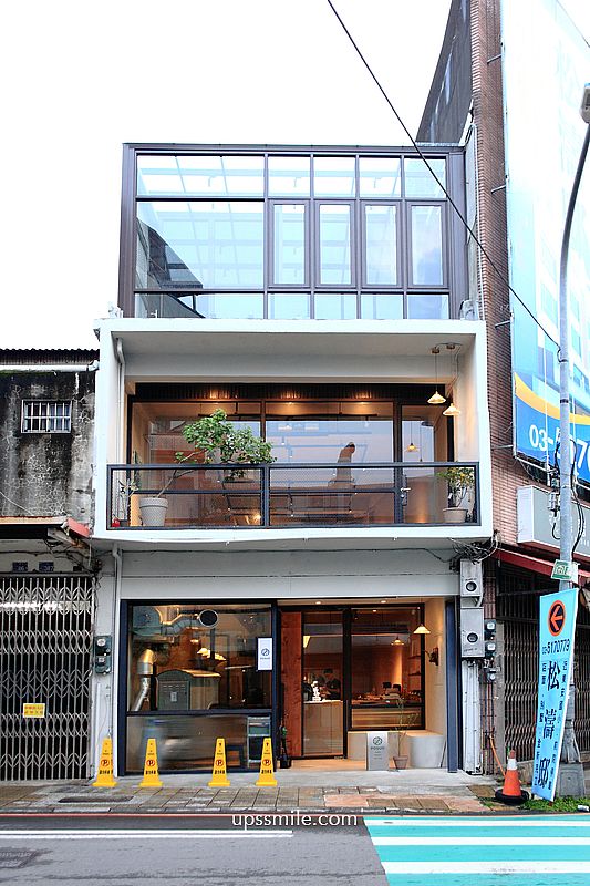 【新竹關西美食】Posuo coffee studio本店，新竹透天厝工業風咖啡廳，自家烘焙咖啡廳，婆娑咖啡本店，新竹關西咖啡廳，關西東安古橋旁老宅咖啡廳