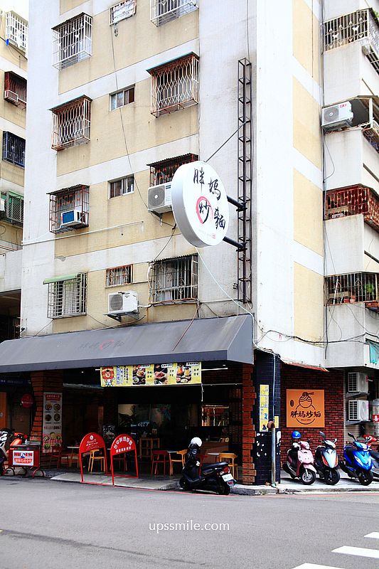 【台中美食】胖媽炒麵模範店，台中炒麵推薦，必吃炒麵搭配骨仔肉湯，銅板價錢美食吃早餐，台中中式早午餐，附胖媽炒麵模範店菜單