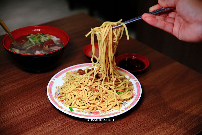 【台中美食】胖媽炒麵模範店，台中炒麵推薦，必吃炒麵搭配骨仔肉湯，銅板價錢美食吃早餐，台中中式早午餐，附胖媽炒麵模範店菜單