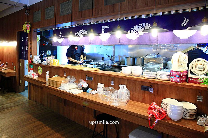 玖食拾壹麵舖Noodle Dumpling House，必吃金沙軟殼蟹拌麵、雷椒皮蛋拌麵，捷運六張犁站美食，文青風麵店，食尚玩家推薦大安區麵店