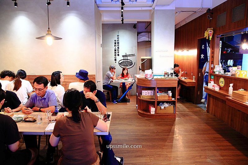 玖食拾壹麵舖Noodle Dumpling House，必吃金沙軟殼蟹拌麵、雷椒皮蛋拌麵，捷運六張犁站美食，文青風麵店，食尚玩家推薦大安區麵店