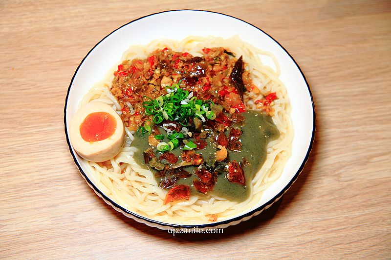 玖食拾壹麵舖Noodle Dumpling House，必吃金沙軟殼蟹拌麵、雷椒皮蛋拌麵，捷運六張犁站美食，文青風麵店，食尚玩家推薦大安區麵店