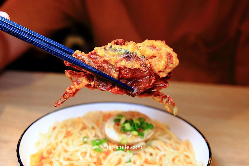 玖食拾壹麵舖Noodle Dumpling House，必吃金沙軟殼蟹拌麵、雷椒皮蛋拌麵，捷運六張犁站美食，文青風麵店，食尚玩家推薦大安區麵店