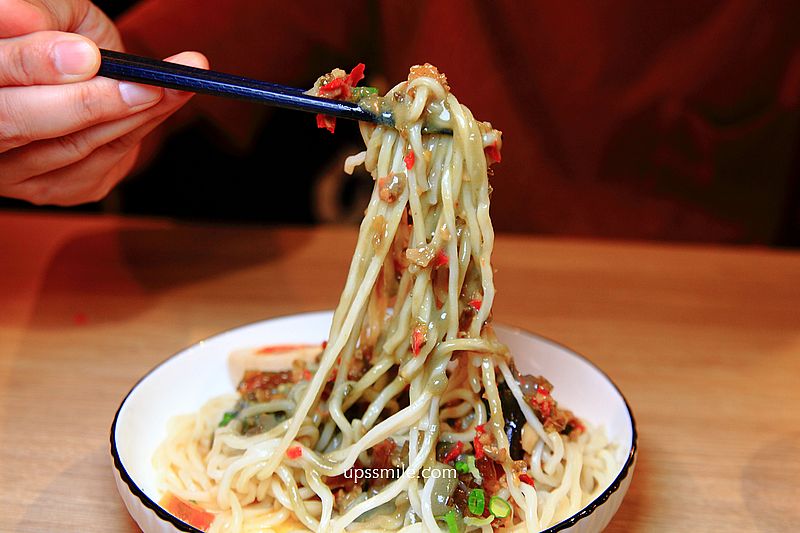 玖食拾壹麵舖Noodle Dumpling House，必吃金沙軟殼蟹拌麵、雷椒皮蛋拌麵，捷運六張犁站美食，文青風麵店，食尚玩家推薦大安區麵店