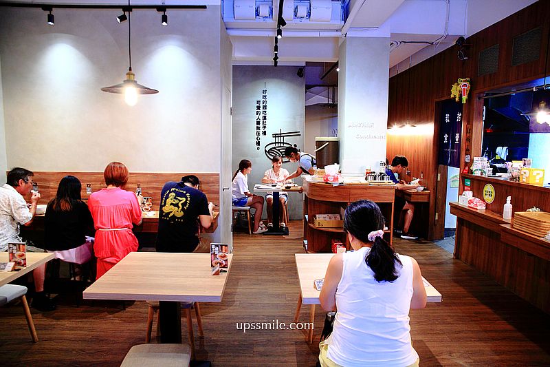 玖食拾壹麵舖Noodle Dumpling House，必吃金沙軟殼蟹拌麵、雷椒皮蛋拌麵，捷運六張犁站美食，文青風麵店，食尚玩家推薦大安區麵店