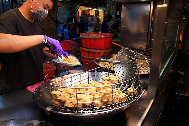 脆皮臭大王，土城延吉街美食，炸到外酥皮內軟爆汁臭豆腐，土城最強臭豆腐，還沒營業就大排長龍