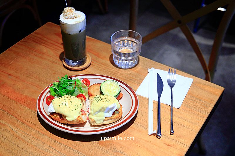 霧夜Nafu cafe，桃園藝文特區清水模咖啡廳，晚上是桃園餐酒館，必點班尼迪克蛋推薦，桃園寵物友善咖啡廳，店有家貓