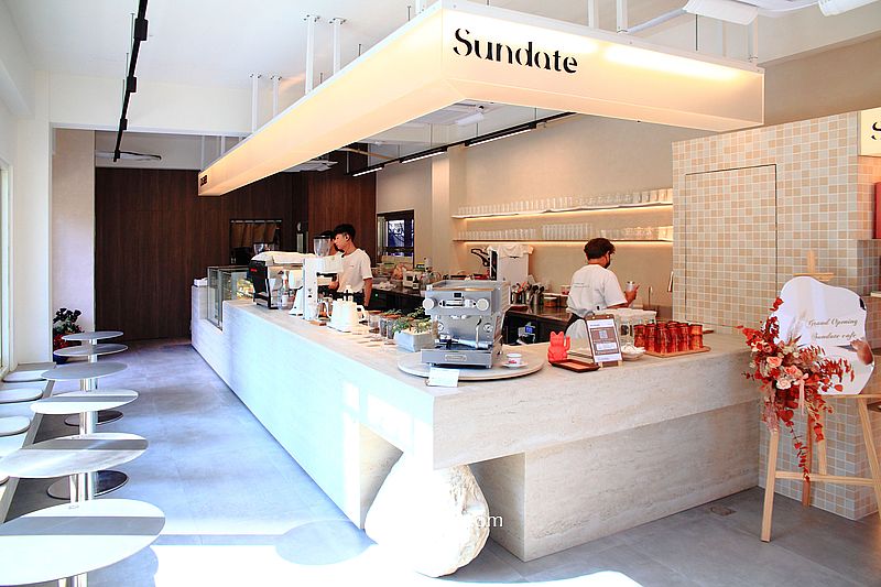 【台中西屯美食】Sundate cafe，獨棟純白台中早午餐咖啡廳，2024新開幕台中網美咖啡廳，爆紅獨棟落羽松歐風庭院咖啡廳，七期咖啡廳推薦