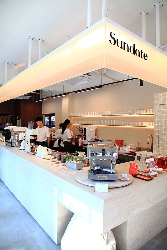 【台中西屯美食】Sundate cafe，獨棟純白台中早午餐咖啡廳，2024新開幕台中網美咖啡廳，爆紅獨棟落羽松歐風庭院咖啡廳，七期咖啡廳推薦