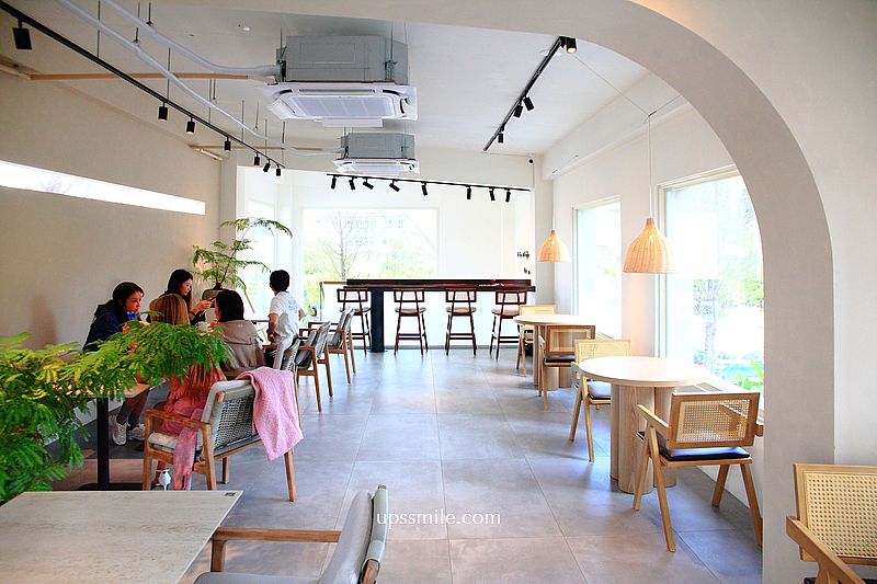 【台中西屯美食】Sundate cafe，獨棟純白台中早午餐咖啡廳，2024新開幕台中網美咖啡廳，爆紅獨棟落羽松歐風庭院咖啡廳，七期咖啡廳推薦