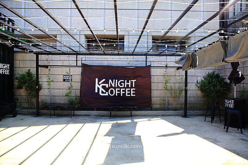 【鶯歌咖啡】KNIGHT COFFEE 騎士驛站咖啡屋，台北黑色貨櫃屋咖啡廳，肉桂捲、竹炭拿鐵好吸睛，鶯歌網美咖啡廳，重機騎士車聚會推薦