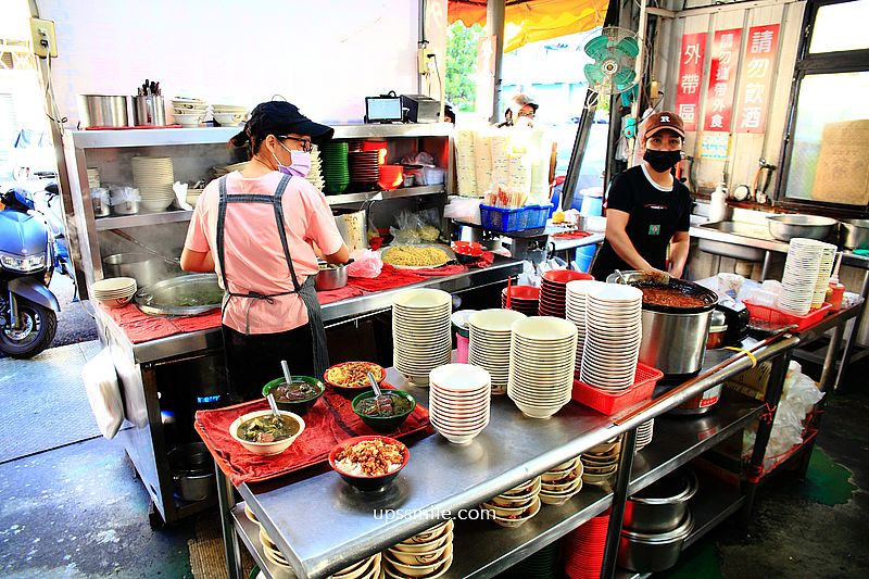 梁嫂炒麵肉燥飯太原店，在地老饕必吃，台中炒麵推薦，台中老字號傳統中式早餐，必吃炒麵配酸菜豬血湯，台中北屯區炒麵