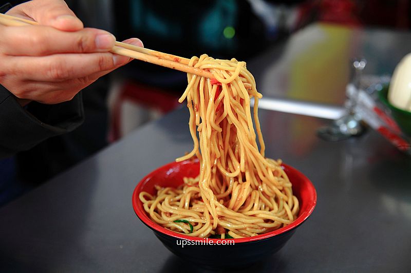 梁嫂炒麵肉燥飯太原店，在地老饕必吃，台中炒麵推薦，台中老字號傳統中式早餐，必吃炒麵配酸菜豬血湯，台中北屯區炒麵