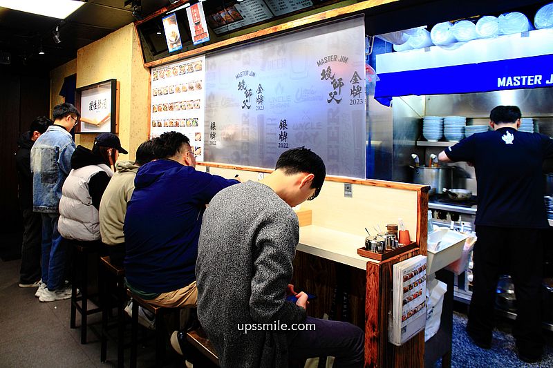 竣師父牛肉麵，台北牛肉麵節金牌必吃名店，必吃紅燒松露牛肉麵、蛤蠣雞肉麵，台北東區美食，板南線牛肉麵，捷運忠孝復興站冠軍牛肉麵